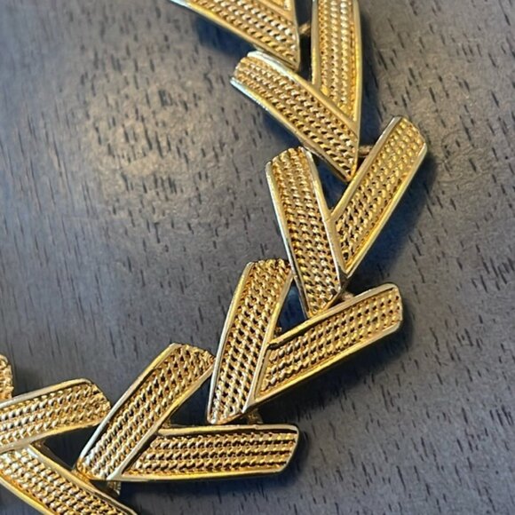 Vintage Chevron Link Necklace Gold Tone Grandmacore Timeless Textured Rare Retro - Picture 5 of 5